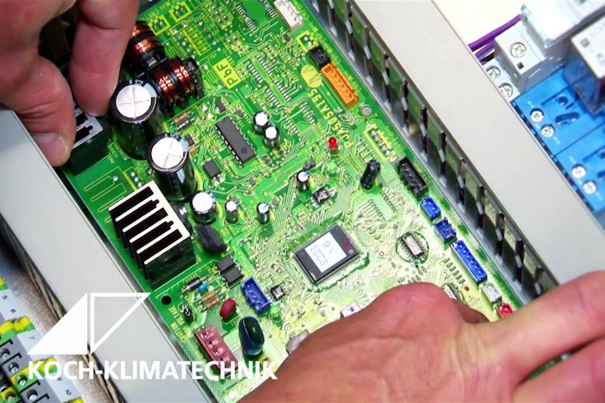 Techniker arbeitet an einer elektronischen Steuerplatine für Klima- und Lüftungssysteme – präzise Regeltechnik von KOCH-KLIMATECHNIK.