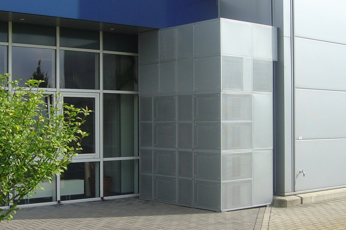 Lüftungssystem an der Außenfassade eines Gewerbegebäudes – wettergeschützte Abluftanlage von KOCH-KLIMATECHNIK.