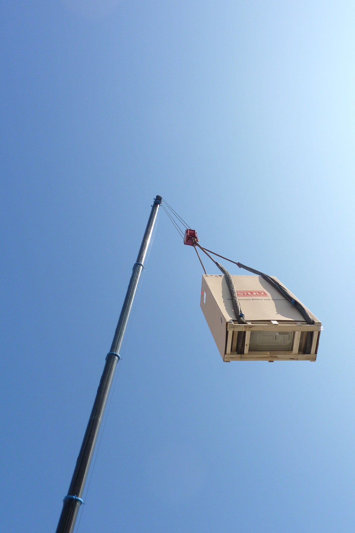 Montage einer Klimaanlage per Kran durch KOCH-KLIMATECHNIK – fachgerechte Installation und Austausch von Klimageräten in Moers und Umgebung.