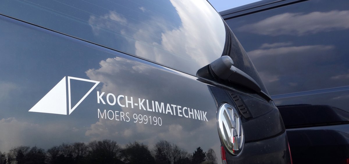 Koch-Klimatechnik Firmenfahrzeug mit Logo und Aufschrift „KOCH-KLIMATECHNIK Moers 999190“ – Symbol für mobile Klimatechnik und Service vor Ort in Moers.