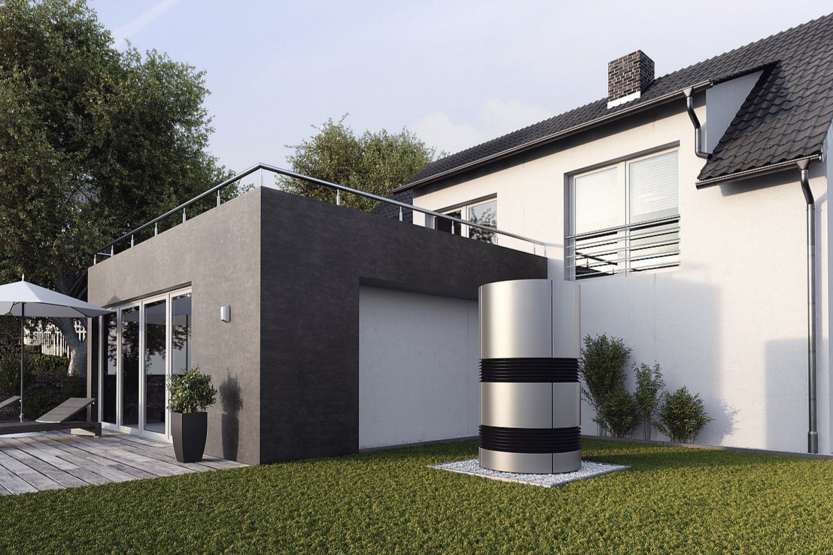 Moderne Luft-Wasser-Wärmepumpe im Garten eines Einfamilienhauses – energieeffiziente Heiz- und Klimatechnik für Wohngebäude.